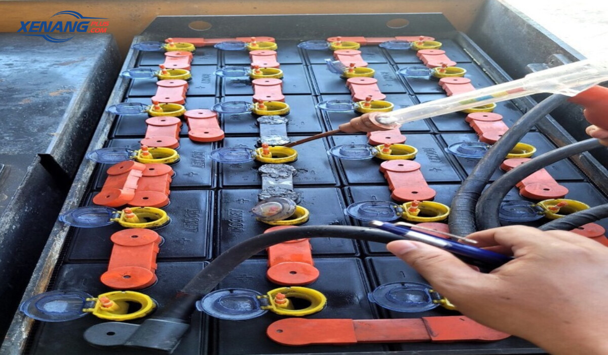 Thường xuyên kiểm tra và châm nước cất bình ắc quy