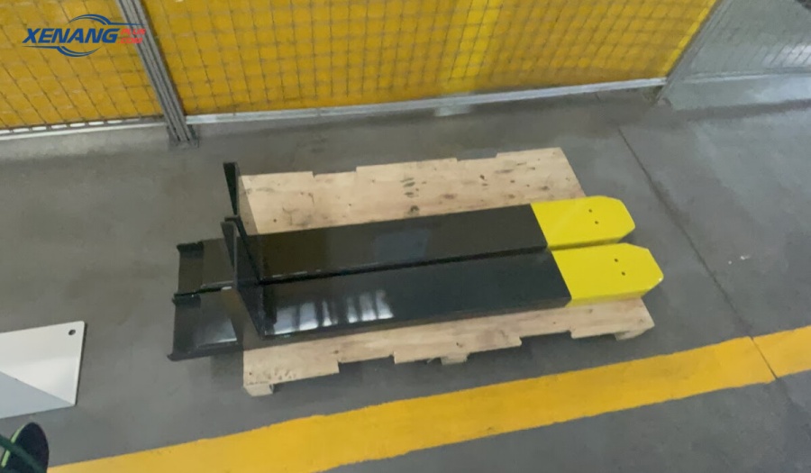 Càng xe nâng là bộ phận gắn trực tiếp vào hệ thống nâng hạ của xe nâng