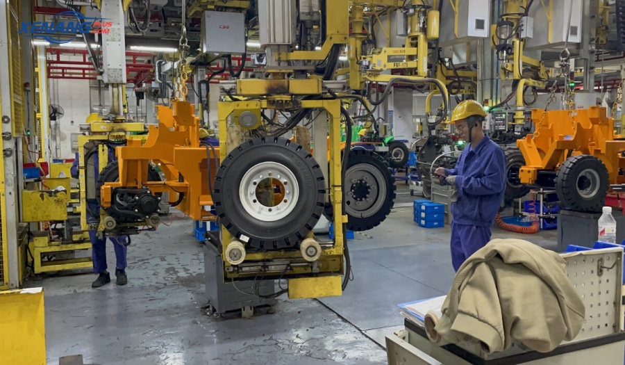 Lốp xe nâng là bộ phận tiếp xúc trực tiếp với mặt sàn, ảnh hưởng đến khả năng di chuyển của xe nâng