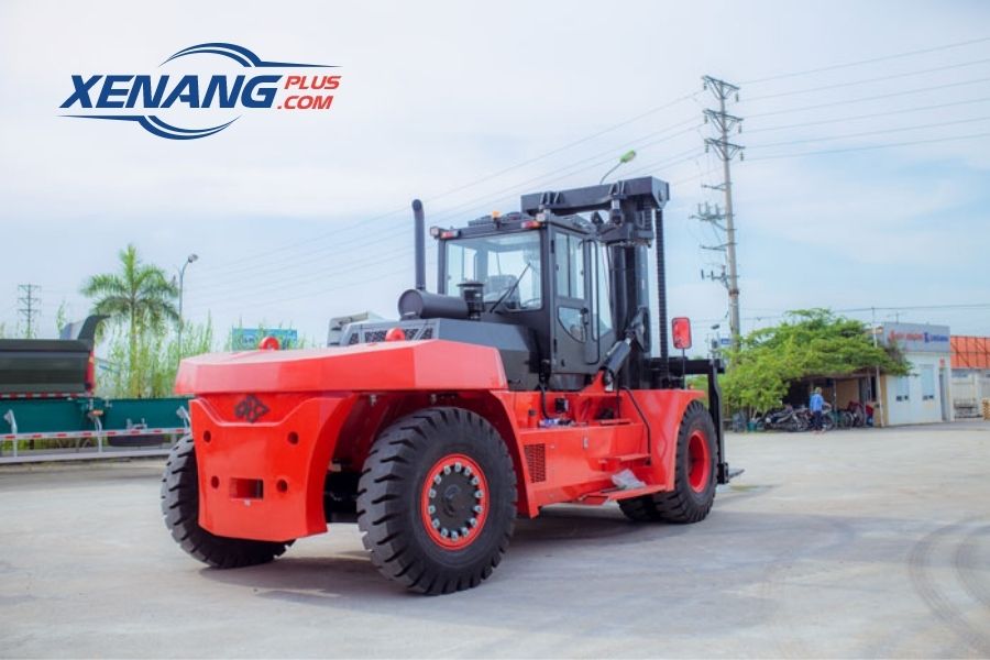 Xe nâng dầu 20 tấn Hangcha trang bị động cơ diesel 6 xi-lanh mạnh mẽ