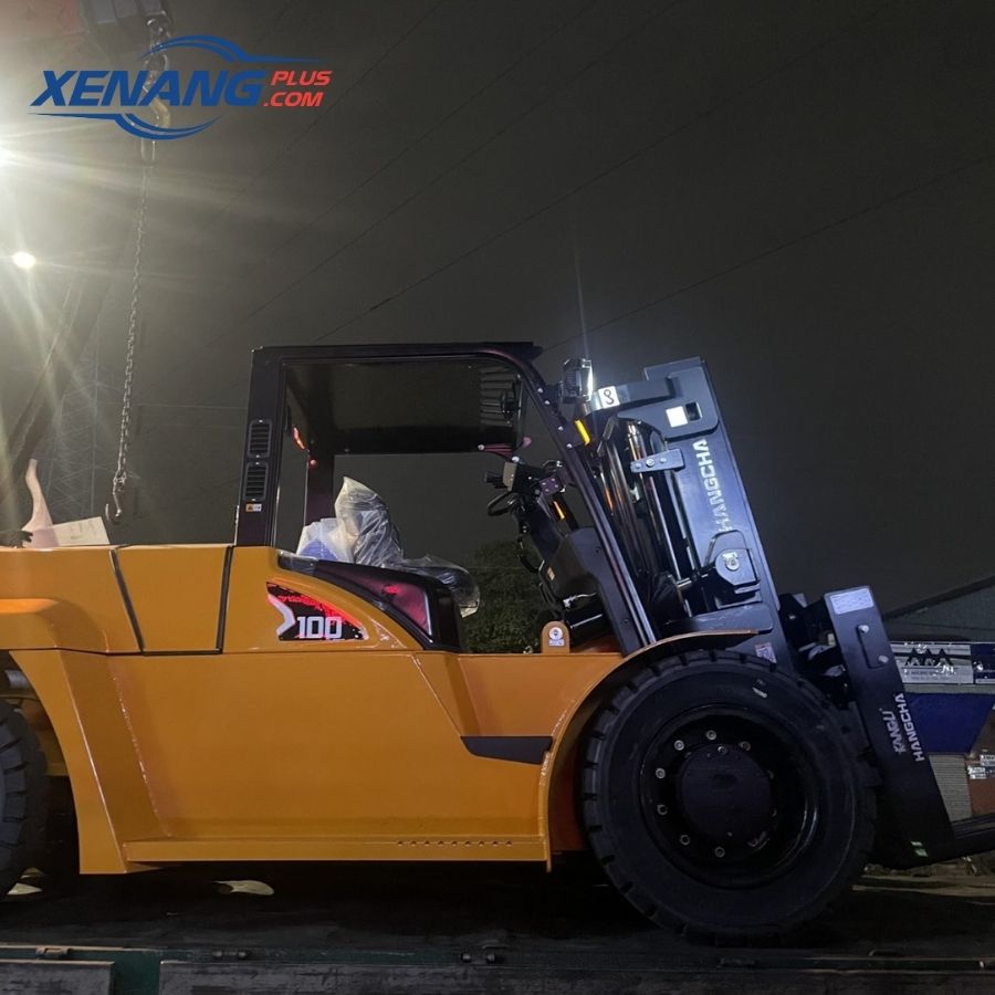 Xe nâng chui container đáp ứng hiệu quả các yêu cầu xếp dỡ hàng hóa trong không gian giới hạn 