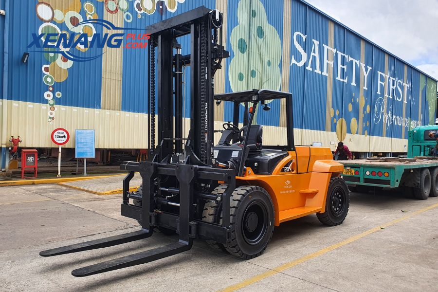 Xe nâng dầu 12 tấn thuộc dòng xe nâng tải trọng siêu nặng của Hangcha.