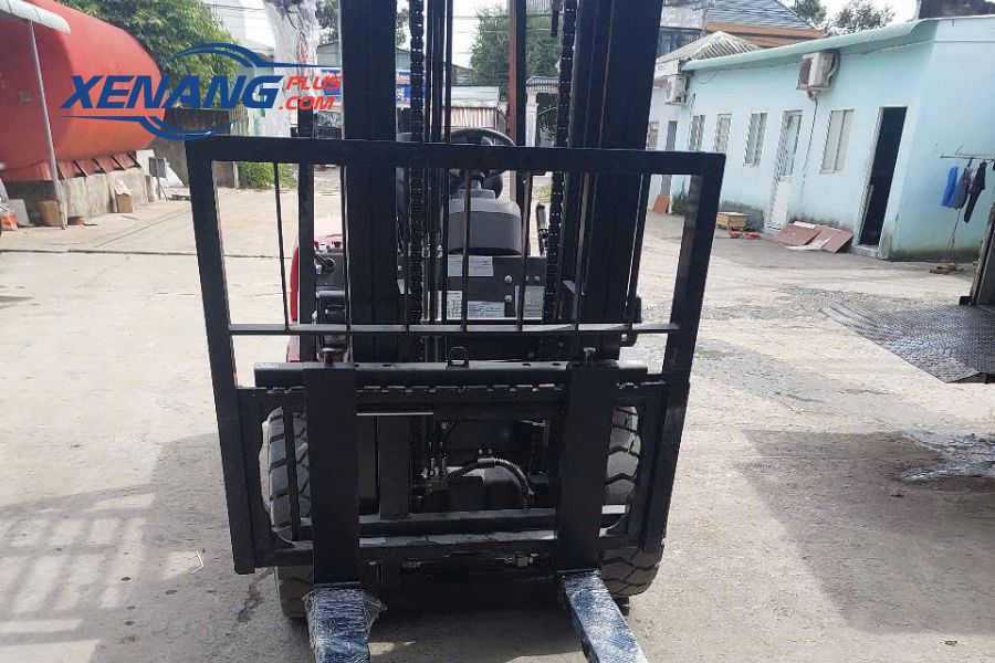 Khung nâng hạ xe nâng dầu 7 tấn được làm bằng thép siêu dày.