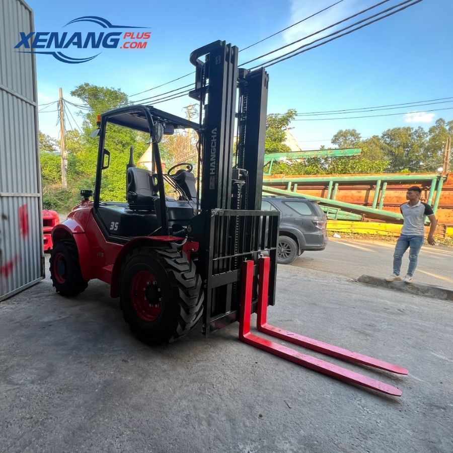 Xe nâng địa hình Hangcha đáp ứng nhu cầu làm việc trong các môi trường ngoài trời và địa hình phức tạp