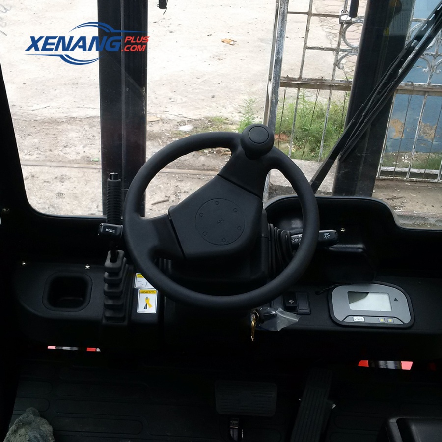 Tay cầm hoặc cabin điều khiển được thiết kế t&iacute;ch hợp c&aacute;c n&uacute;t chức năng gi&uacute;p người vận h&agrave;nh thao t&aacute;c dễ d&agrave;ng 