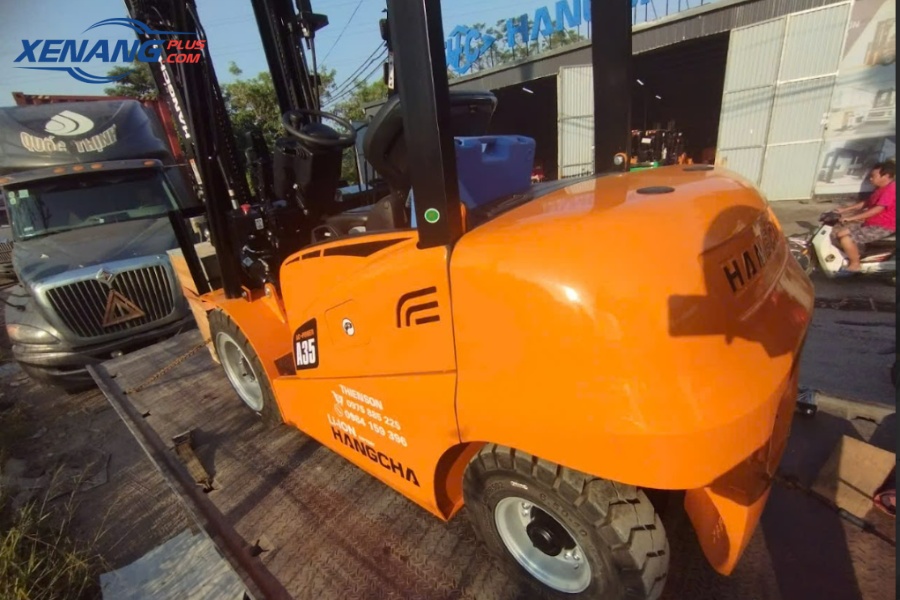 Xe được trang bị động cơ điện hiệu suất cao cho cả chức năng di chuyển và nâng hạ