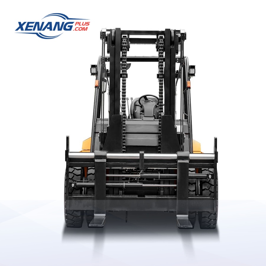 Buồng lái có các cần điều khiển bố trí khoa học giúp người vận hành dễ làm quen và thao tác chính xác