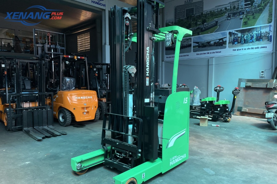 Xe sử dụng động cơ nâng công suất 2.2kW, cho tốc độ nâng đạt 0.3 m/s