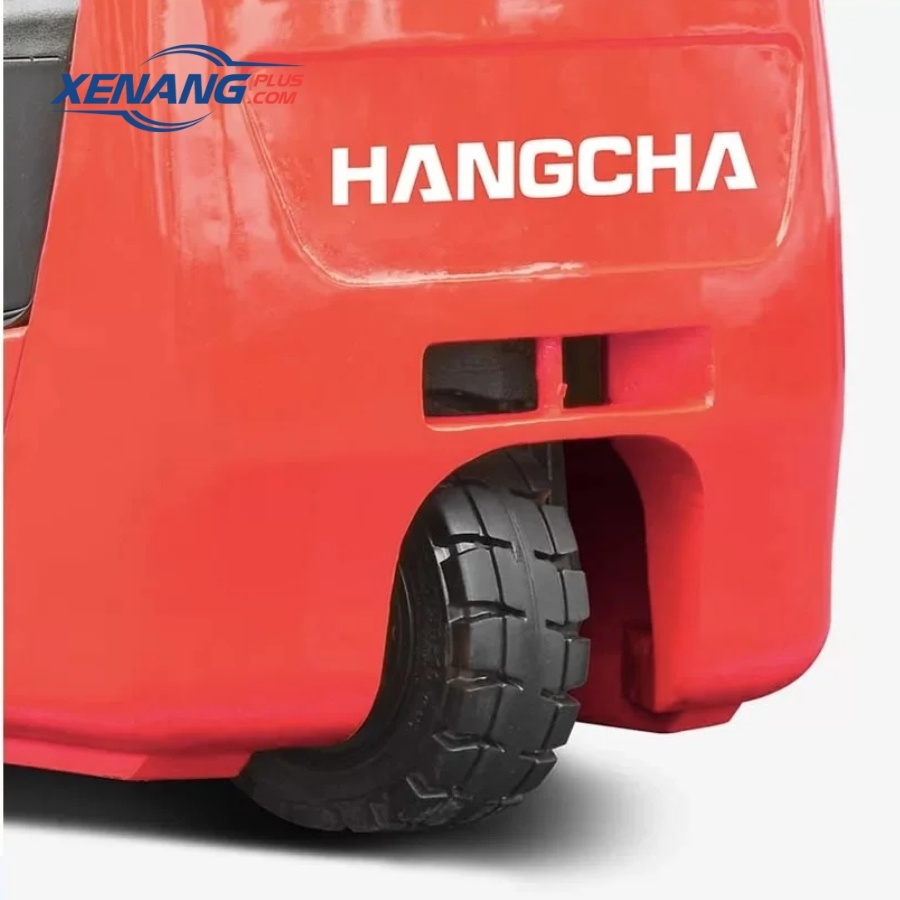 Bán kính bánh xe 1735 mm giúp xe dễ dàng xoay trở trong lối đi hẹp. 