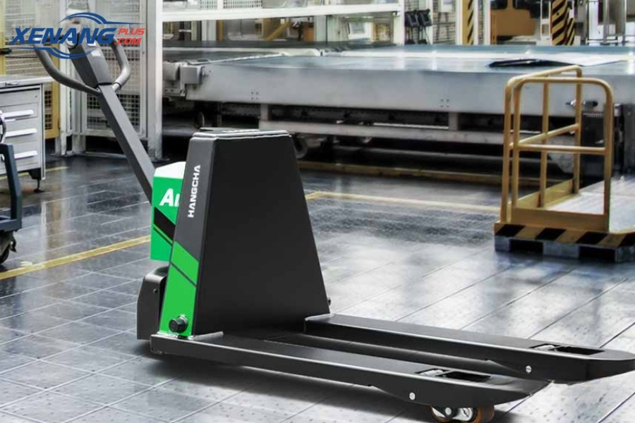 Xe nâng điện thấp 1 tấn Hangcha mang lại nhiều lợi thế giúp doanh nghiệp tối ưu hóa hoạt động kho bãi