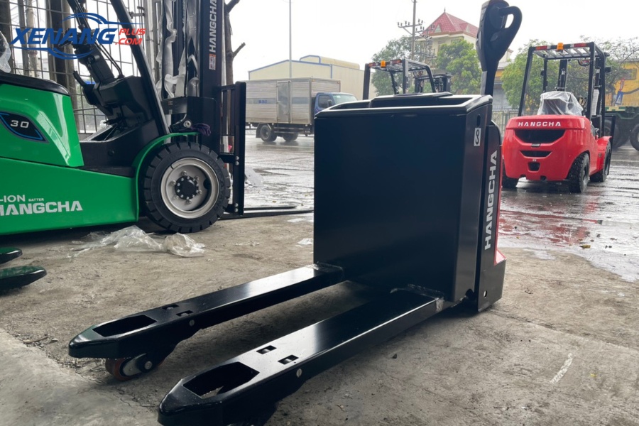 Động cơ điện kết hợp bộ điều khiển Curtis giúp kiểm soát tốc độ và lực kéo hiệu quả