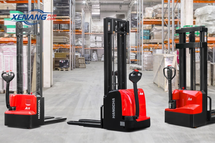 Xe nâng Reach truck ứng dụng trong việc nâng hạ hàng ở trên cao