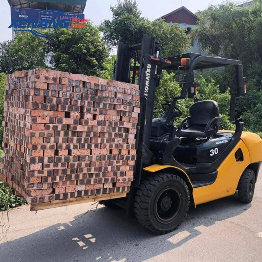 Xe nâng gạch là dòng xe nâng hàng được trang bị bộ công tác kẹp gạch chuyên dụng