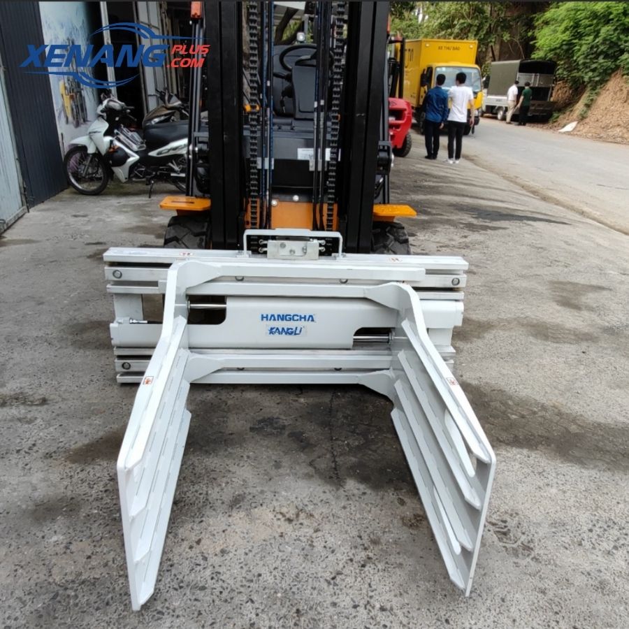 Bộ kẹp gạch được lắp phía trước xe