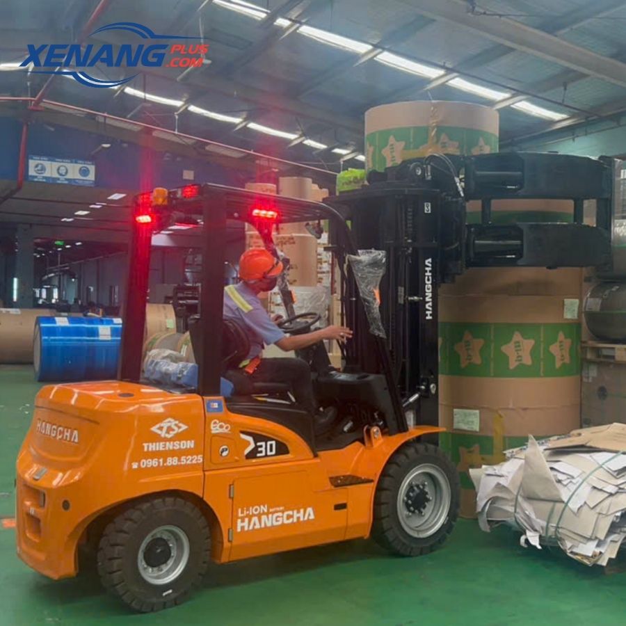 Xe nâng kẹp giấy có khung xe được gia cố chắc chắn, đáp ứng tốt tải trọng lớn