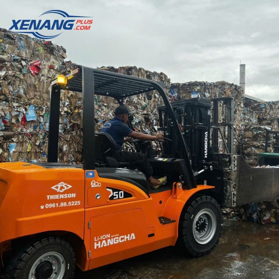 Xe nâng kẹp vuông là dòng xe nâng chuyên dụng được trang bị bộ công tác kẹp vuông