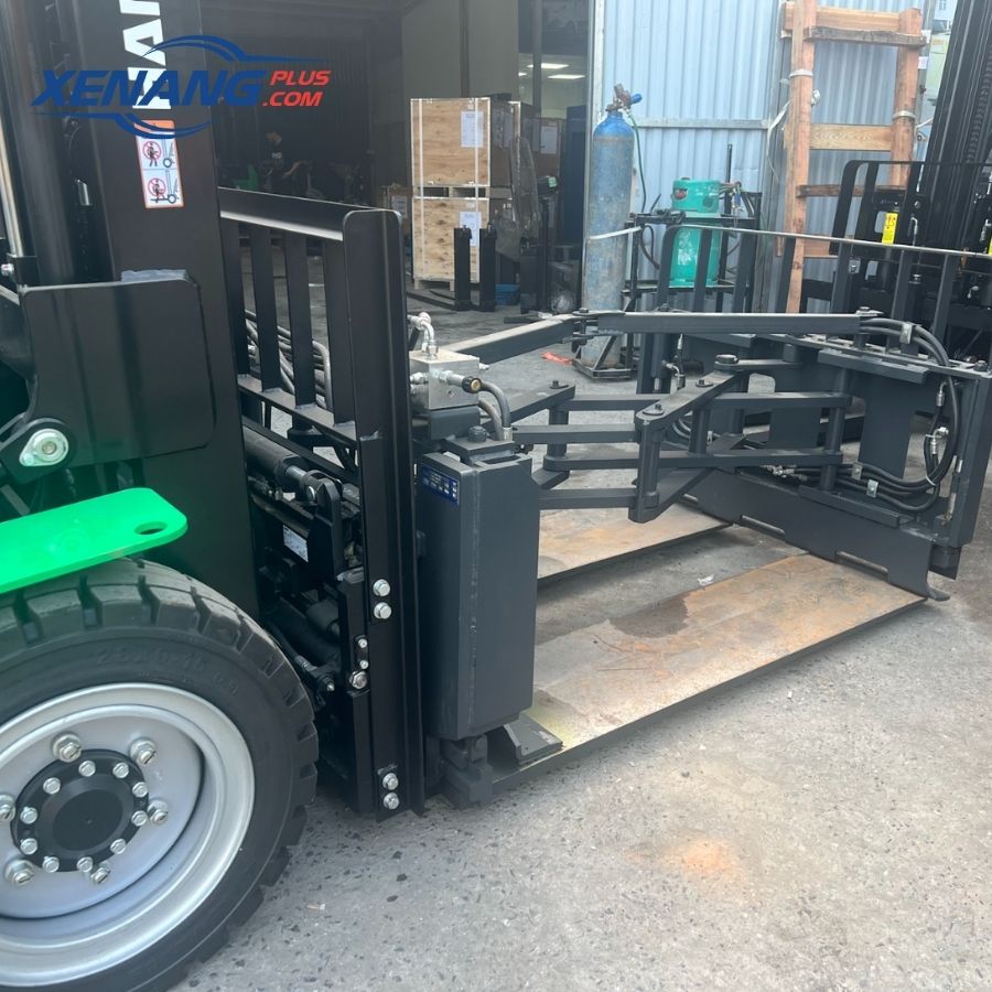 Bộ kẹp có chức năng giữ và kéo tấm slip sheet trong suốt quá trình nâng