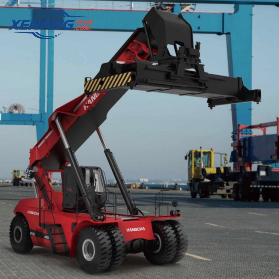 Cabin xe rộng rãi mang lại sự thoải mái cho người lái khi làm việc trong thời gian dài.