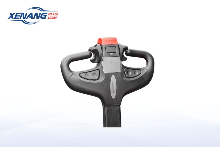 Tay điều khiển tích hợp các chức năng di chuyển tiến, lùi và nâng hạ hàng hóa