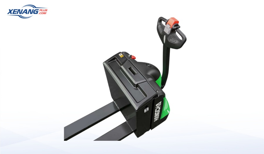 Tay điều khiển thiết kế các nút chức năng rõ ràng, dễ thao tác