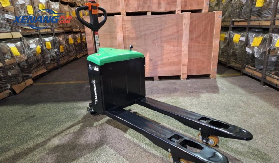 Xe nâng tay điện được sử dụng trong kho bãi