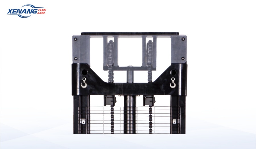 Cột nâng kiên cố với thiết kế hình chữ C+H tiêu chuẩn kết hợp hệ thống xích