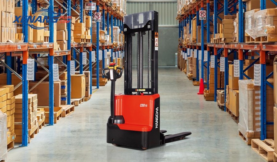 Xe nâng tay điện cao được sử dụng nhiều trong kho hàng có kệ cao
