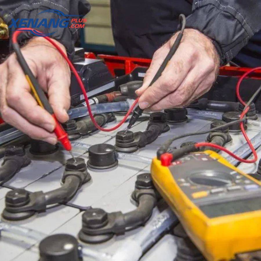 Xe nâng điện báo lỗi do ắc quy làm giảm hiệu suất hoạt động