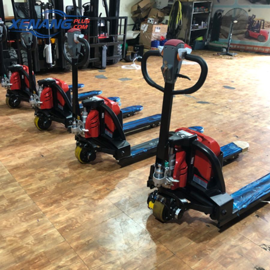 Xe nâng tay không hạ được là sự cố gây gián đoạn công việc và ảnh hưởng đến an toàn hàng hóa