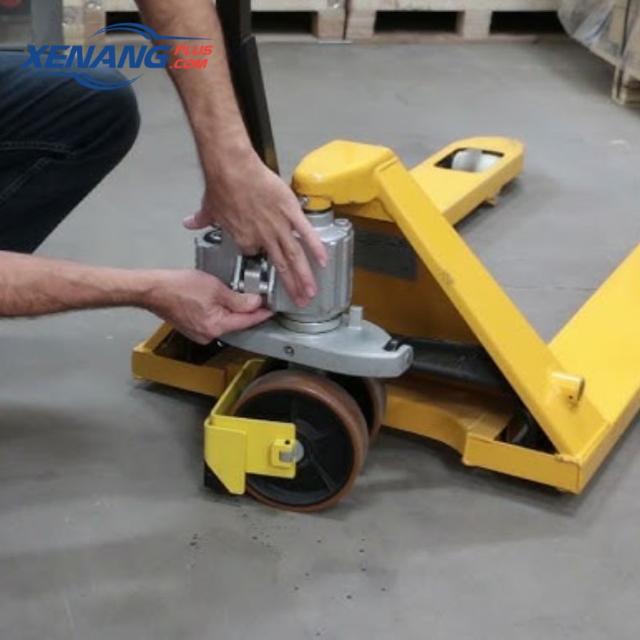 Các bước khắc phục lỗi xe nâng tay không hạ được hiệu quả 