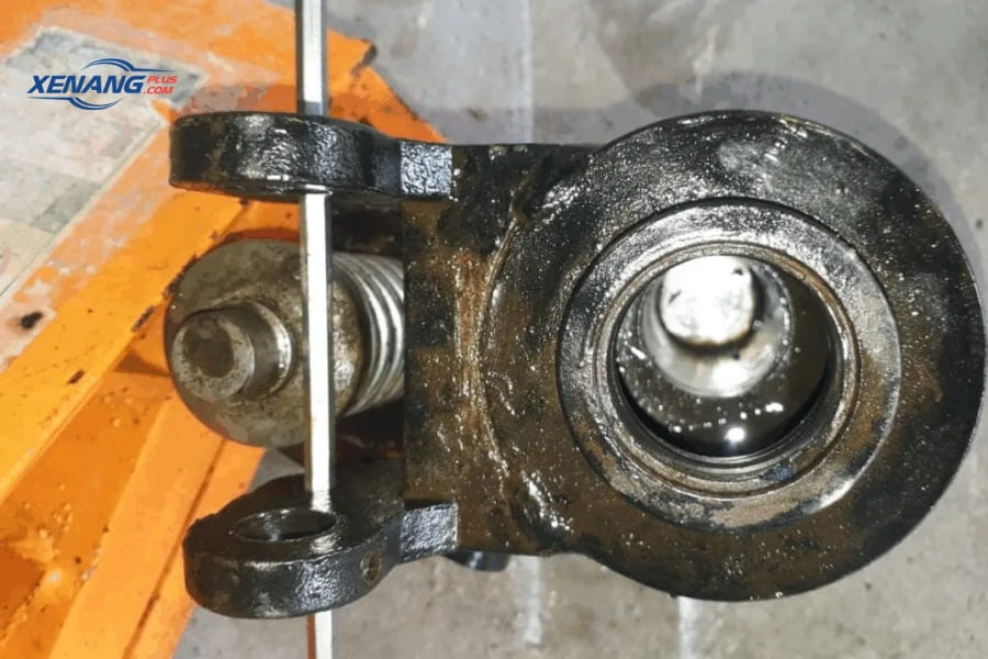 Van phân phối dầu bị dơ làm bộ phận bộ phận điều khiển không hoạt động