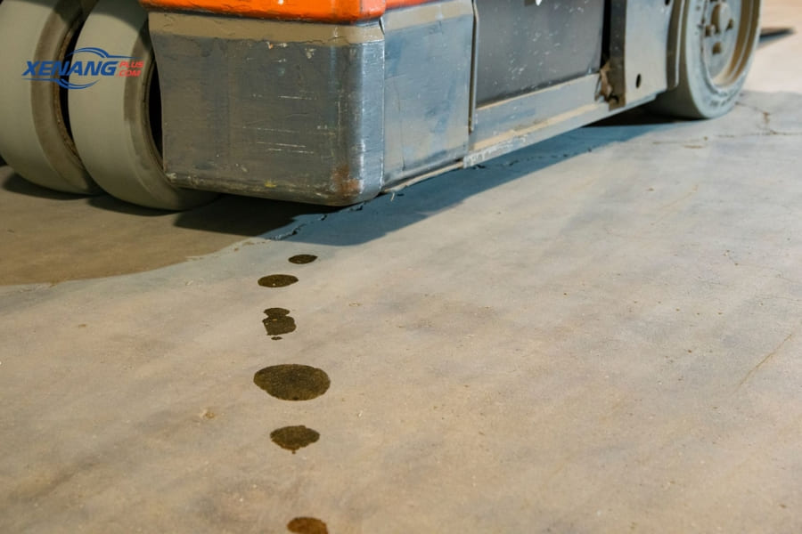 Dầu thủy lực bị rò rỉ ra ngoài khi vận hành