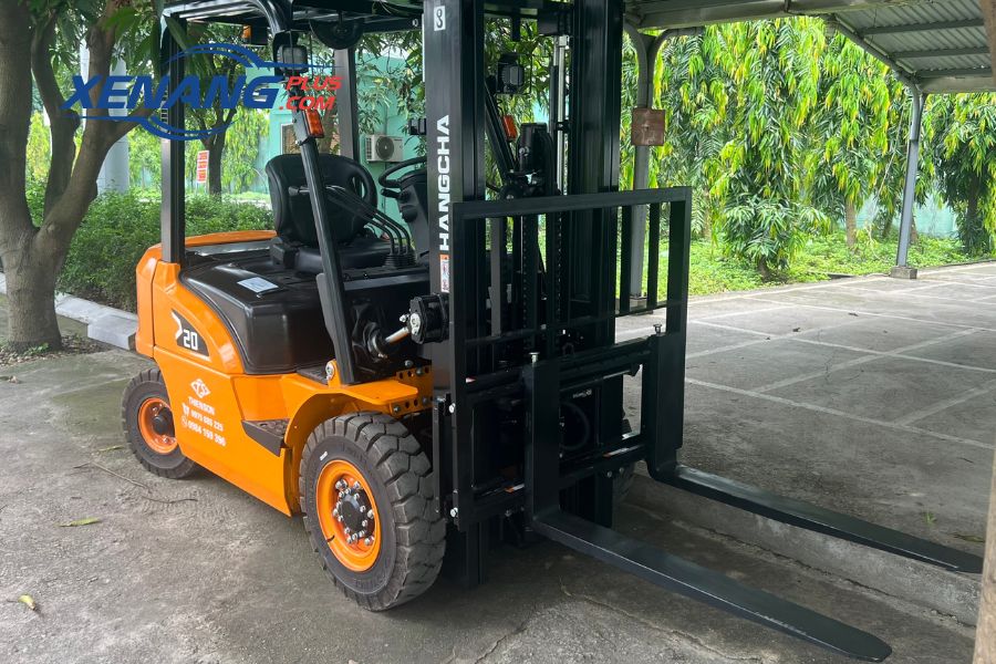 Xe nâng dầu 2 tấn Hangcha có giá nâng được làm bằng thép với độ bền siêu cao