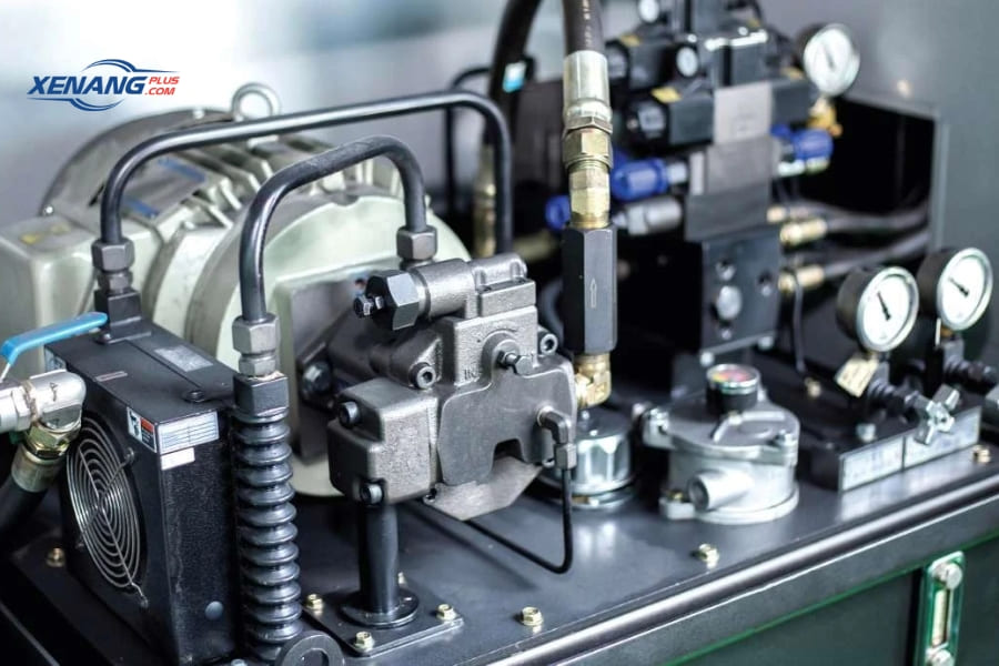 Hở điểm nối giữa ống và bơm khí trong hệ thống thủy lực xe nâng