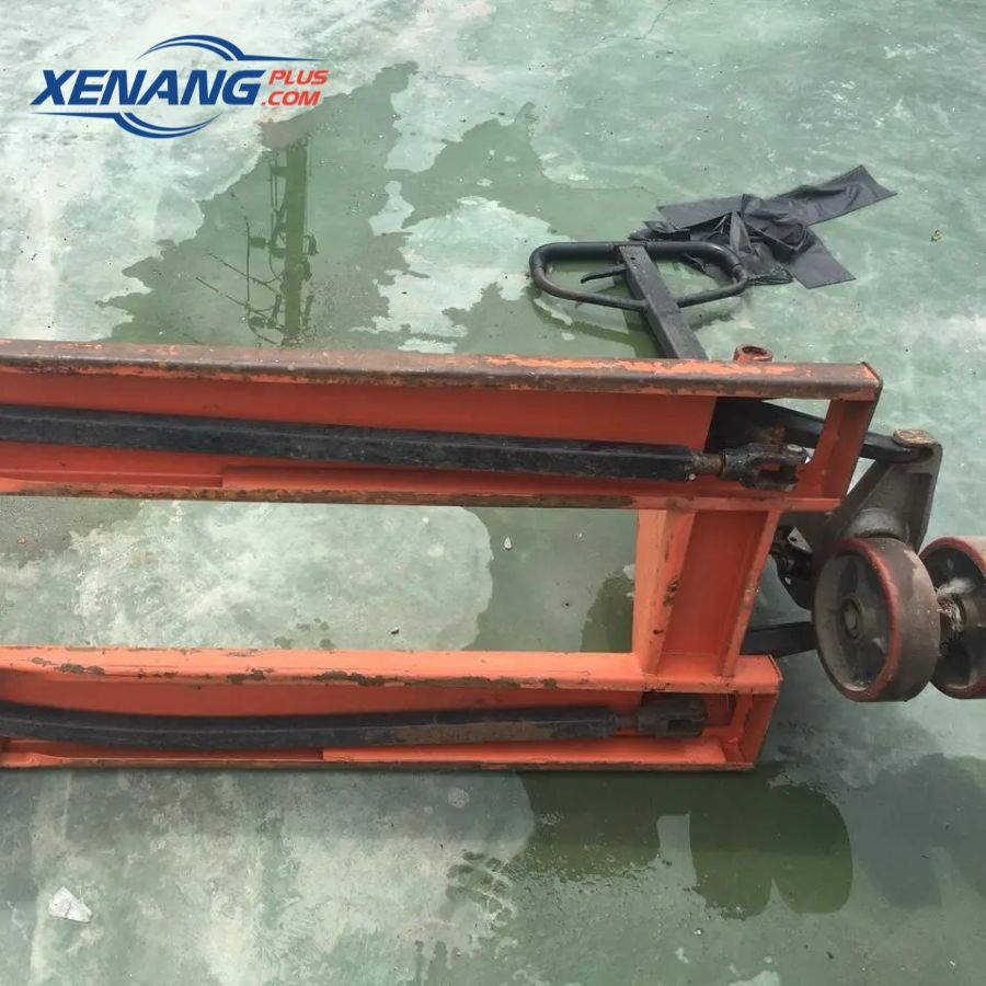 Xe thường xuyên hoạt động hoặc cất trữ ở nơi ẩm thấp khiến các khớp nối, trục bị gỉ