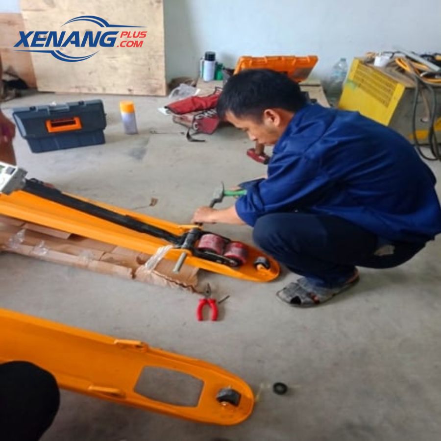 Đặt xe nâng tay lên bệ đỡ hoặc kệ chắc chắn để cố định xe